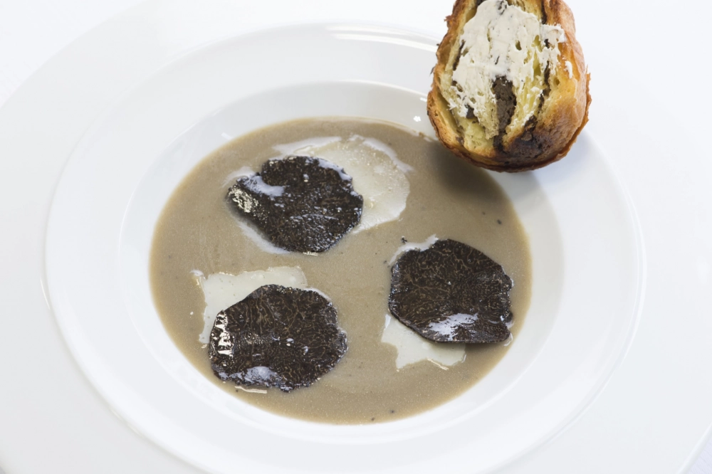 黒トリュフ風味のアーティチョークのスープ、きのことトリュフのブリオッシュ・フイユテ、さらに…